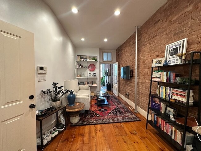 Building Photo - 85 1/2 Summit Street Unit 3