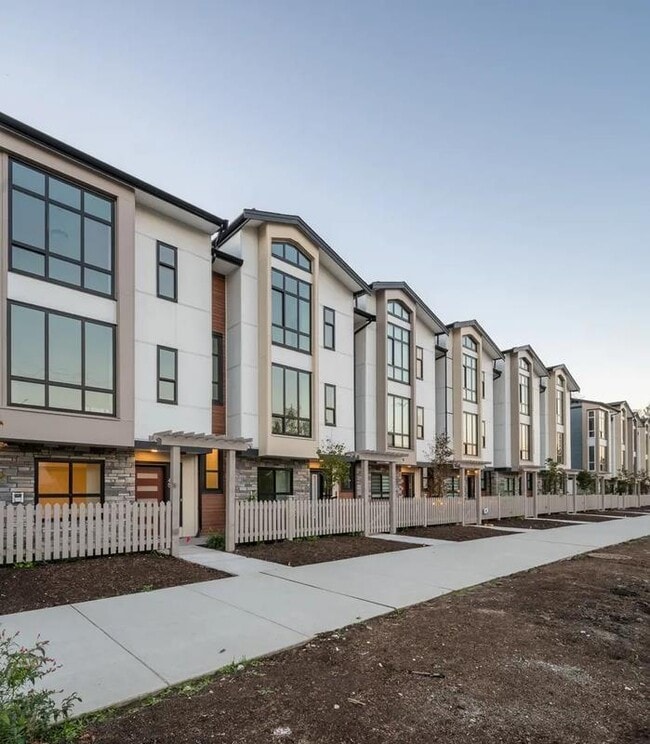 Building Photo - 7670-7207 207 St