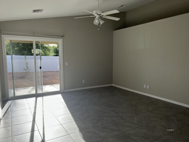 Foto del edificio - 1348 Roper Ln