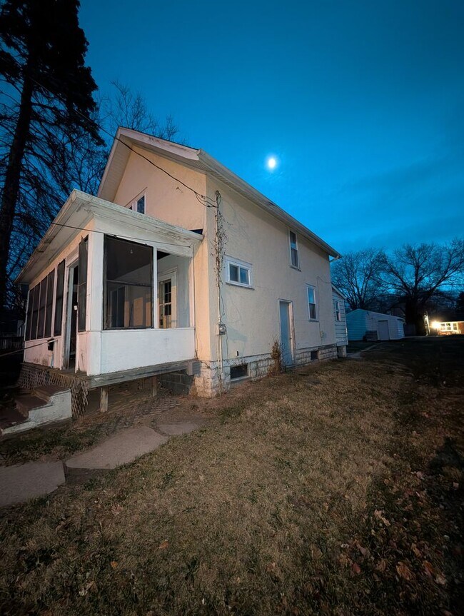 Foto del edificio - Charming 3 Bedroom Home with Screened Porch and 2 Car Garage