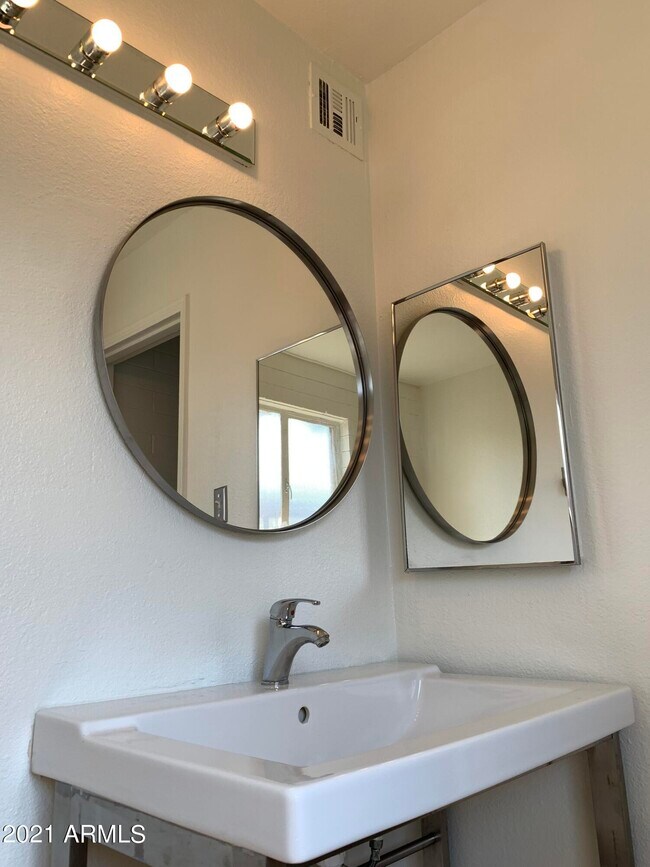 Building Photo - 1118 W Monterosa St