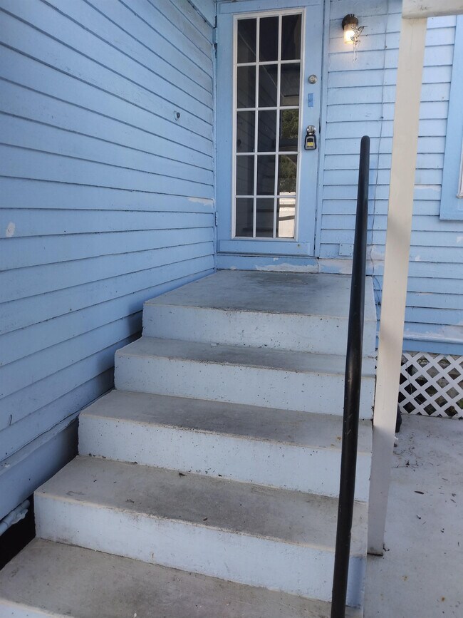 Building Photo - 26 S Oleander Ave