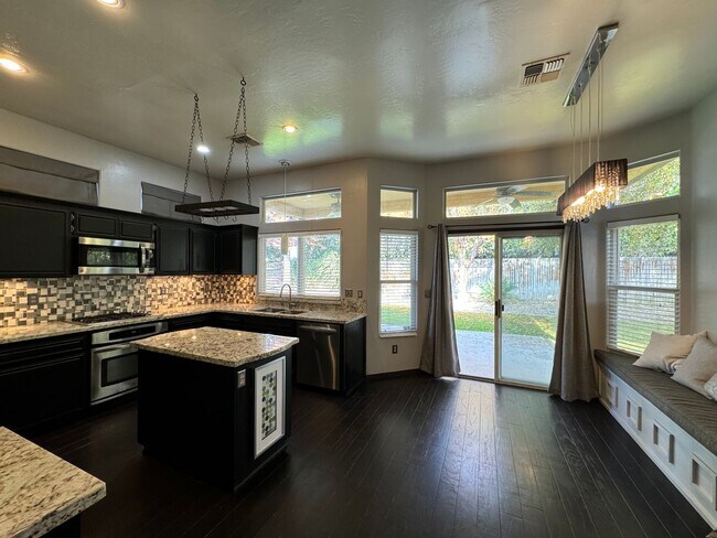 Building Photo - Beautiful Southwest home!