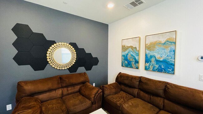 Foto del edificio - PRICE REDUCED! 1 Bedroom Semi Furnished in...