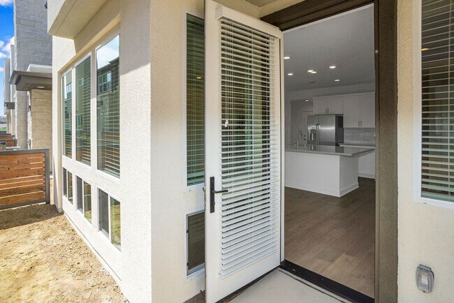 Foto del edificio - Gorgeous brand new townhome in 3Roots! End...