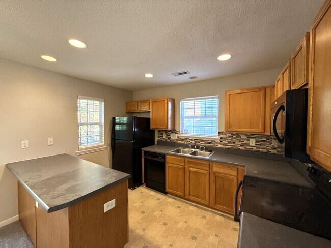 Building Photo - T.R. Lawing Realty Property