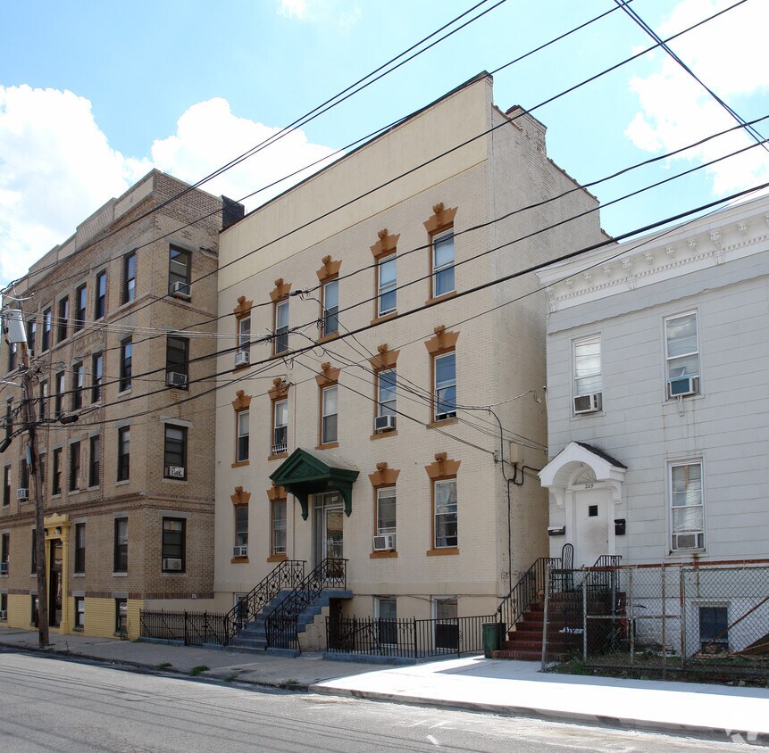 Primary Photo - 207 59th St