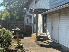 Building Photo - 167 NW Ebberts Ave
