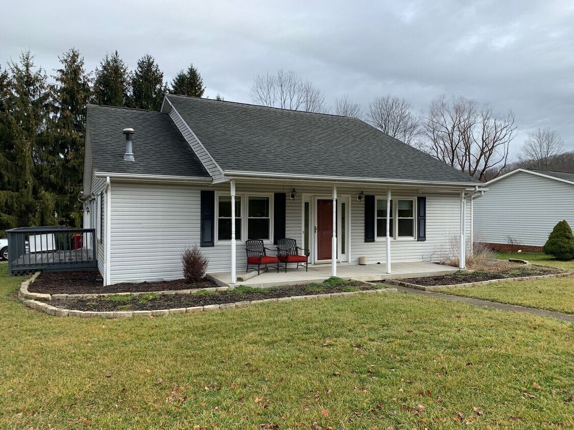 Building Photo - 3 Bedroom 2.5 Bath House with 2 Car Garage