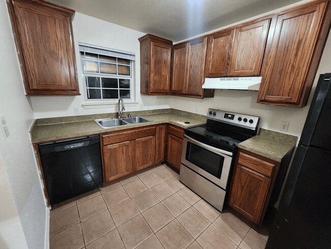 Building Photo - 3007 Refugio Ave