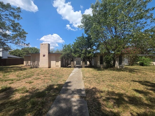 Foto del edificio - Charming 3-Bedroom Home on Spacious Lot Ne...