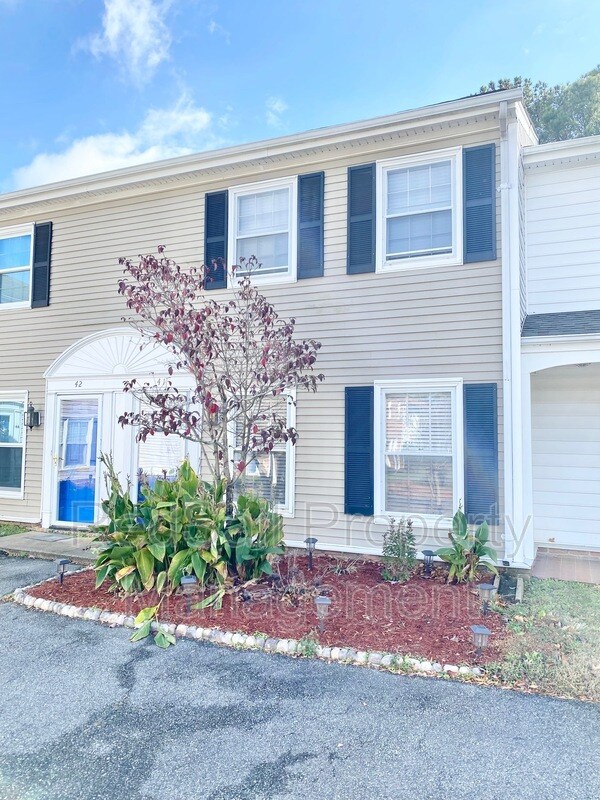 41 Towne Square Dr, Newport News, VA 23607 Townhouse for Rent in