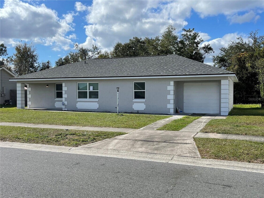 Foto principal - 12260 Delaware Woods Ln