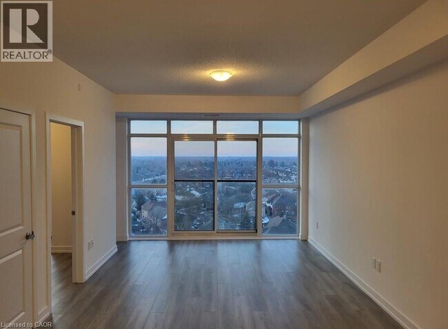 Photo du bâtiment - 450 Dundas St E