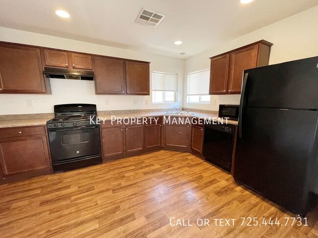 Building Photo - GREAT 3 BEDROOM 2 STORY HOME NEAR CRAIG AN...