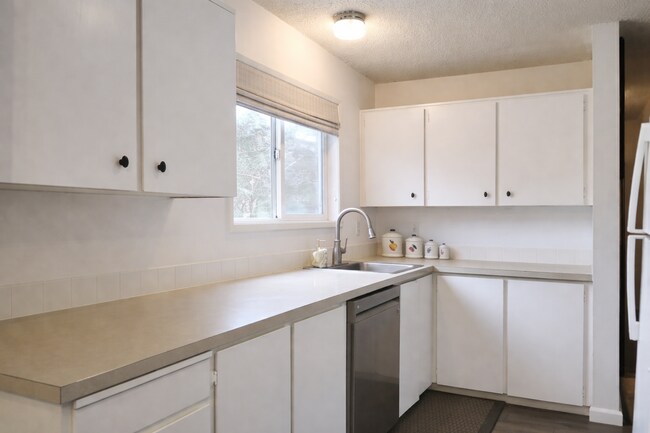 Foto del edificio - Open & Bright SW Portland 3 Bedroom Home - End Unit & Nature Views