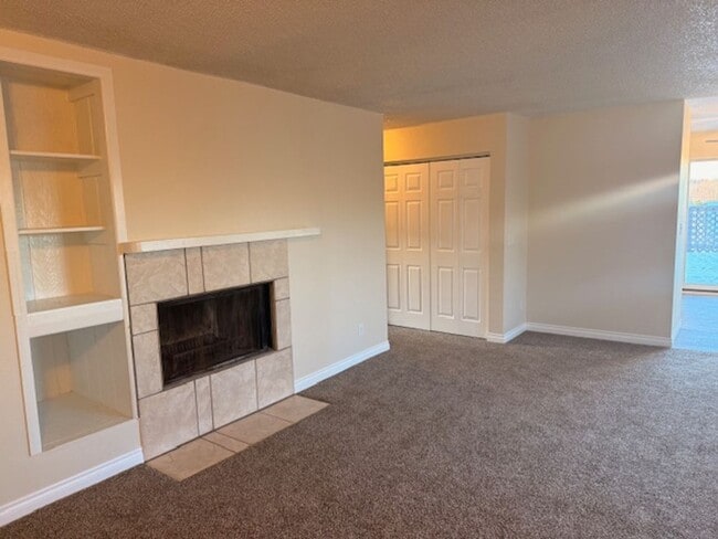 Building Photo - 3 Bedroom Apartment in Jewel Lake w/ Garage and Large Deck!