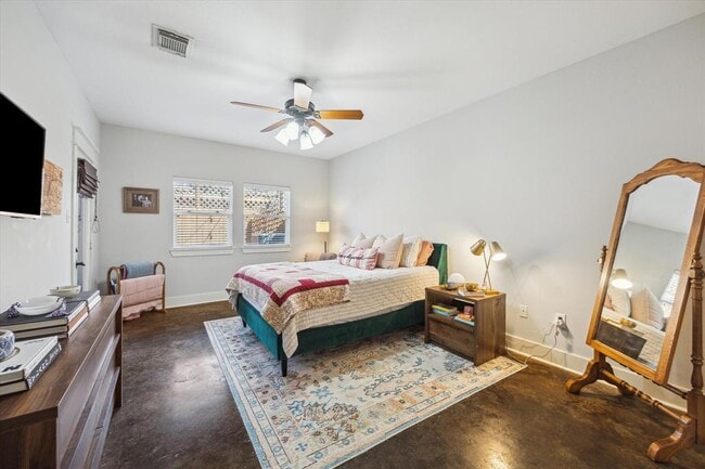 Building Photo - 420 W Saulnier St