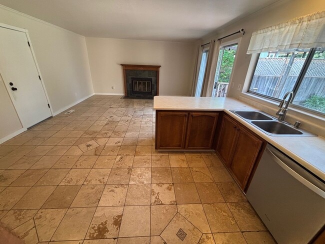 Foto del edificio - 3 bedroom 2 bathroom Single Family Home with A/C in Santa Rosa's Larkfield Area