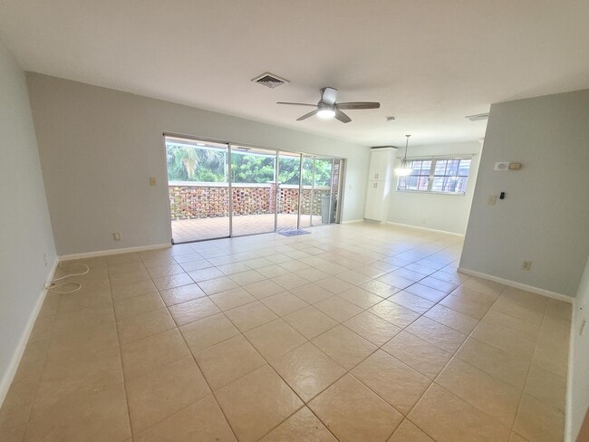 Building Photo - 423 Pine Tree Ct