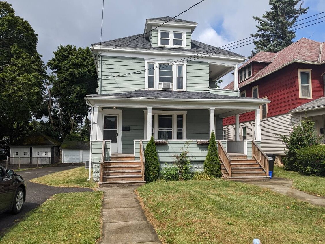 Vista frontal en verano de 2024 - 144 Forest Hill Dr