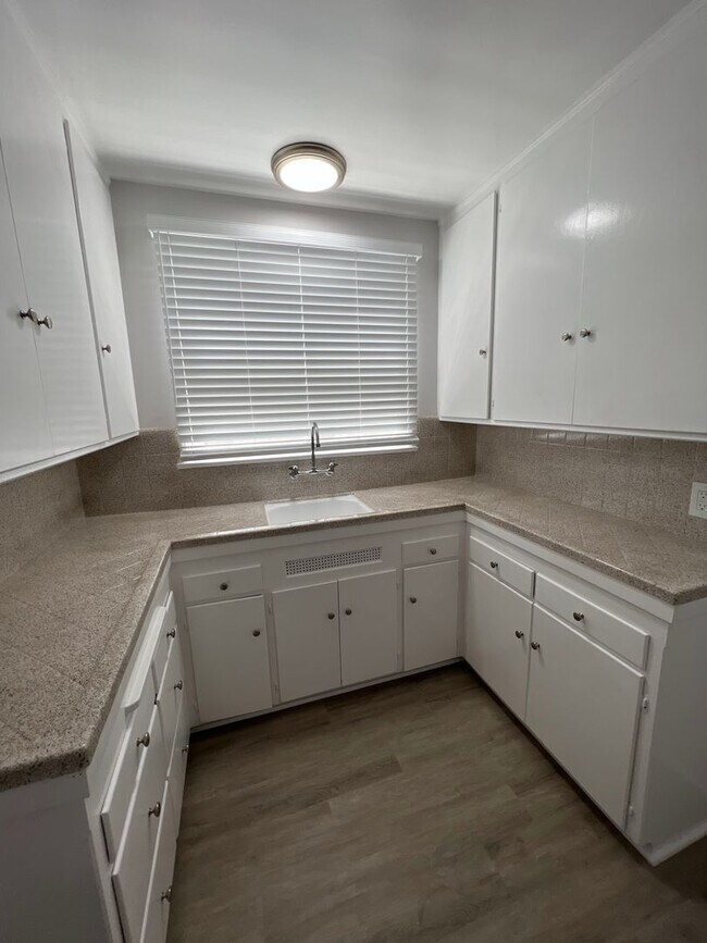 Foto del edificio - BEAUTIFUL 1 BEDROOM 1 BATH DOWNSTAIRS UNIT IN SHORT DISTANCE TO BELMONT SHORE