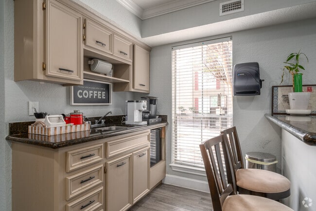 Cafetería - Woodlake Townhomes & Apartments