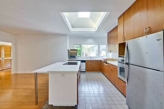 Building Photo - 2878 Bryant St