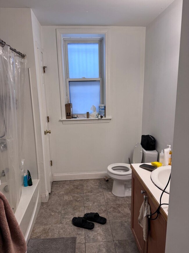 Building Photo - CENTRAL AIR ~ 4 BED/2 BATH ON SAINT MARYS ST AVAILABLE 9/1