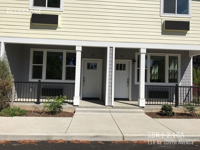 Building Photo - Newer 3br/2.5ba Townhome