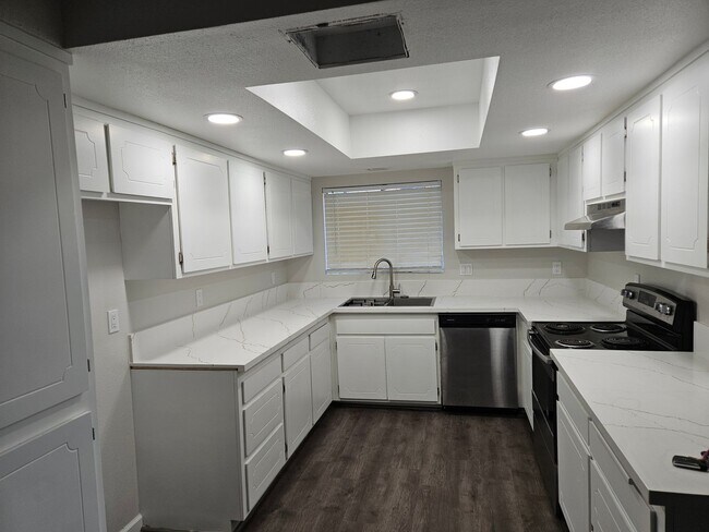 Foto del edificio - 3 Bdrm House with Fireplace !!