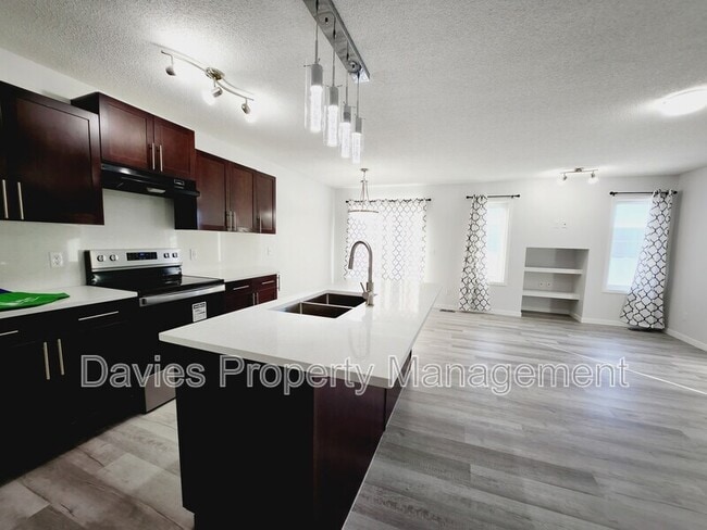 Building Photo - 7301 Armour Cres SW