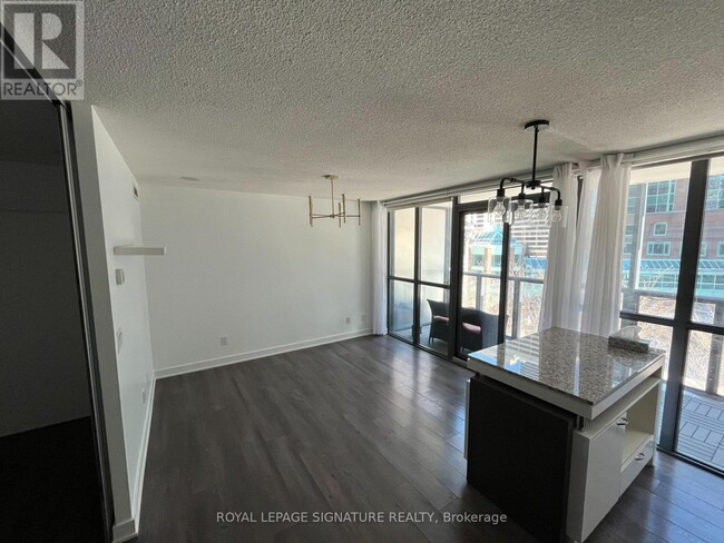 Photo du bâtiment - 110 Charles St E