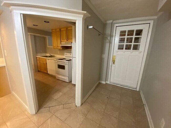 Foto del edificio - Charming 2-Bedroom Apartment in the Heart ...
