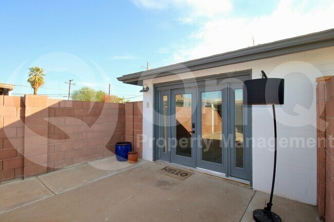Building Photo - 2139 W Clarendon Ave