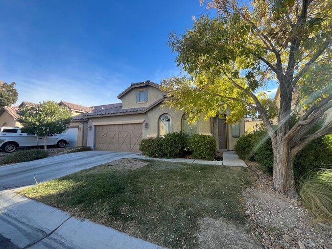 Building Photo - Stunning 2 Story Home with the Primary bed...