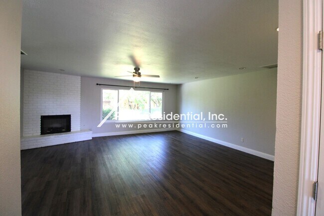 Foto del edificio - 3 br, 2 bath House - 8705 Valley Oak Ln