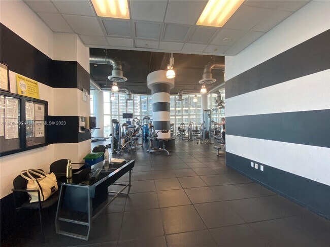 Building Photo - 1800 N Bayshore Dr