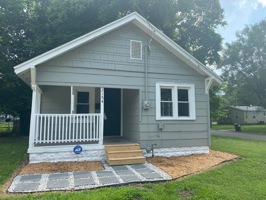 Primary Photo - Updated 2 bed/1 bath, 800 sqft home!