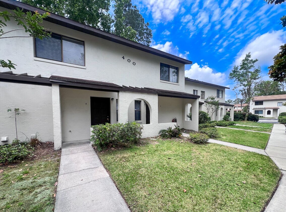 Foto principal - 2BR/1.5 Townhouse in Conveniently Located ...