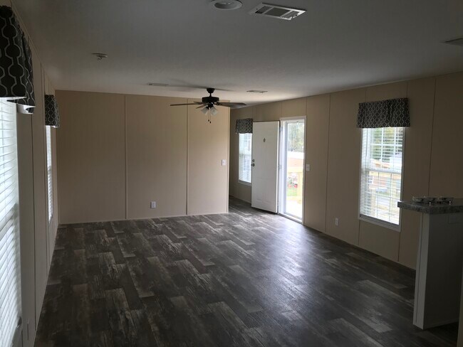 Sala de estar - 2080 Celeste Mobile Home Park Cir