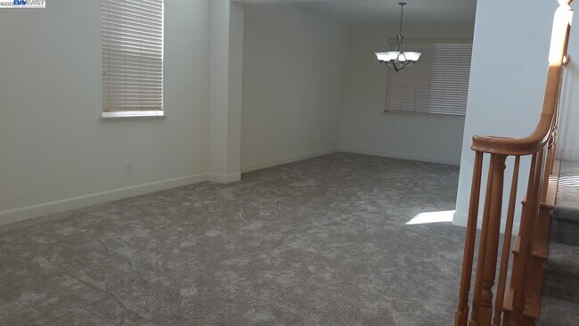 Building Photo - 640 Dickinson Ct