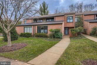 Building Photo - 4 Oakridge Ct