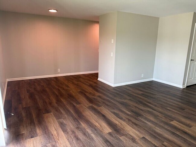 Building Photo - 2 Bedroom Unit was recently renovated. Liv...