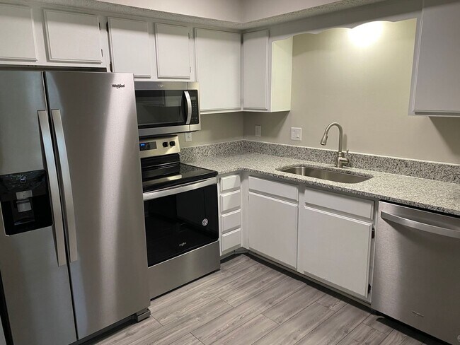 Foto del edificio - Updated townhouse close to lake