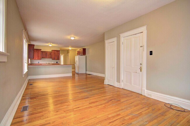 Foto del edificio - Large charming 3 bedroom 2 bath with overs...