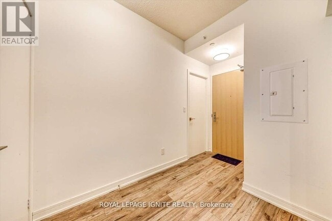 Building Photo - 621 Sheppard Ave E