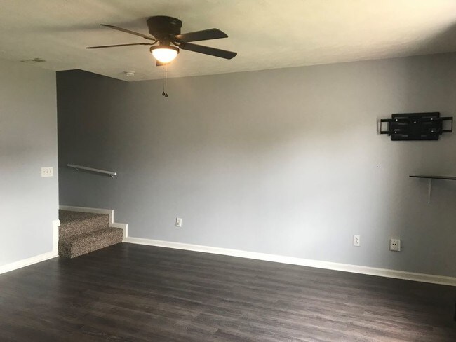 Building Photo - 215 Mallow Dr
