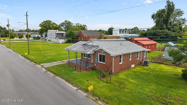 Building Photo - 308 Norwood St