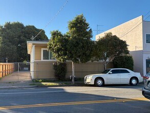 Building Photo - 985 Williams St